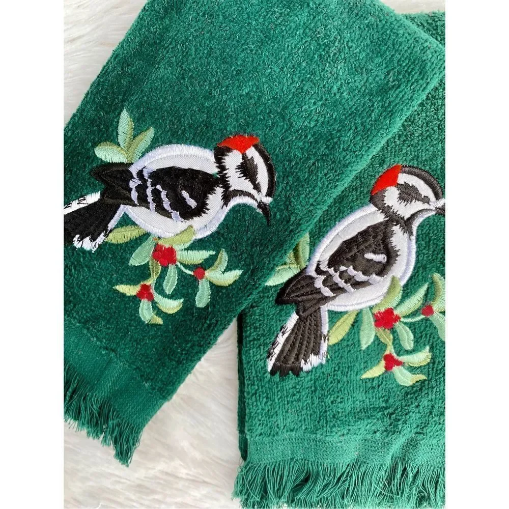 NWOT Christmas Holiday 2 PC Vintage Green Embroidered Bird Hand Towels
